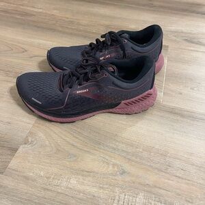 Brooks Women's Black and Pink Athletic Shoes